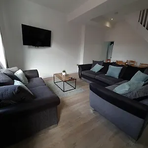 Ocean Pearl - 4 Bedroom House Holiday home Swansea