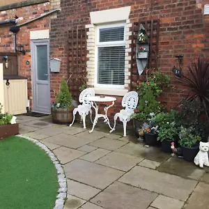 Leafy Lytham: Garden With Pet-friendly Policy Lytham St Annes